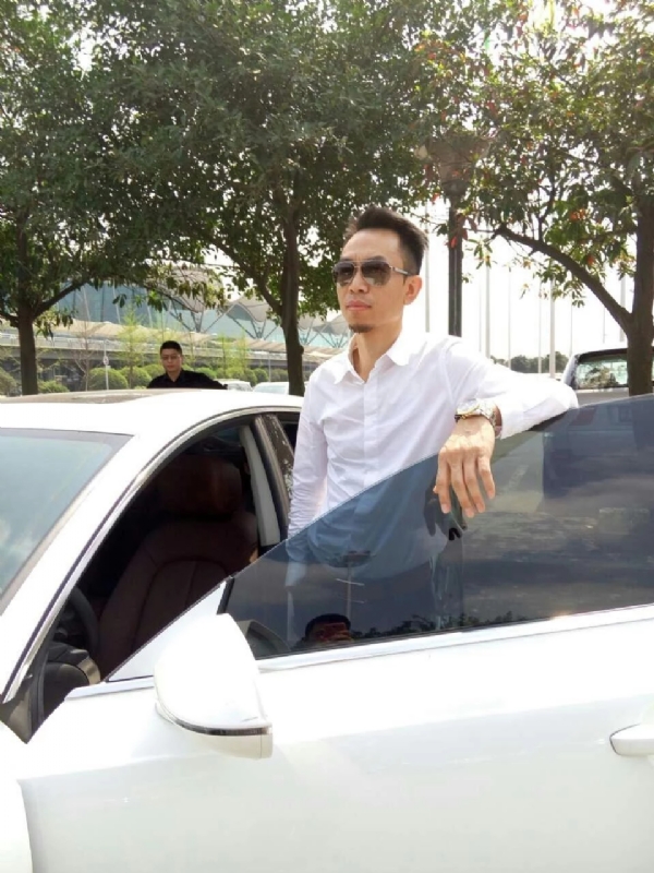杨岳的第一张照片--基隆闪婚服务中心